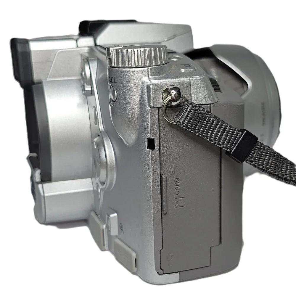 Konica Minolta DiMage 5 3.3 Mega Pixels 7x Optical Zoom Digital Camera POWERS ON